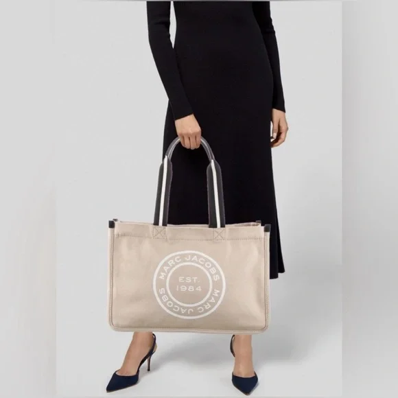 【美品】MARC JACOBS SIGNET CANVAS LARGE TOTE BagReview: Marc Jacobs Signet Large Tie Dye Canvas Tote